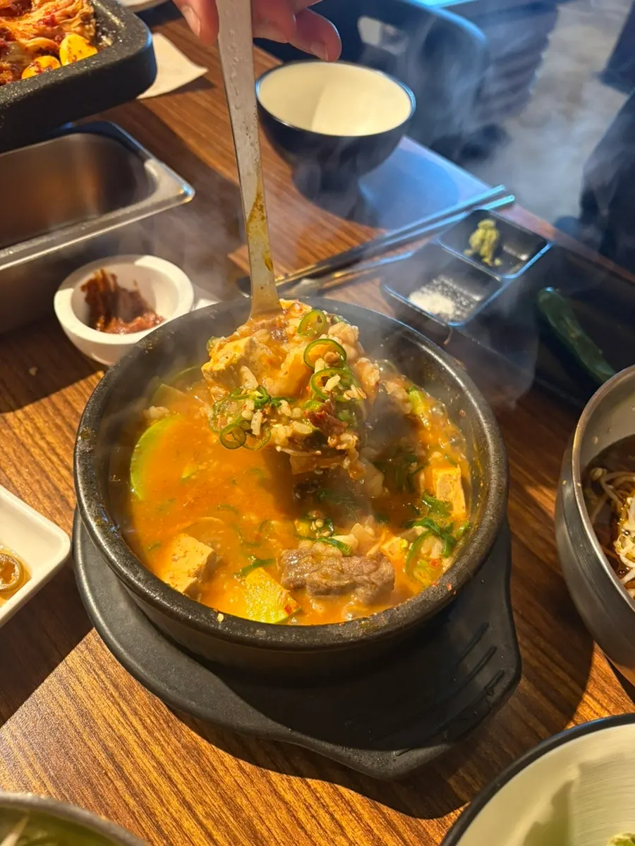 구운 김치를 올린 고기 한 점