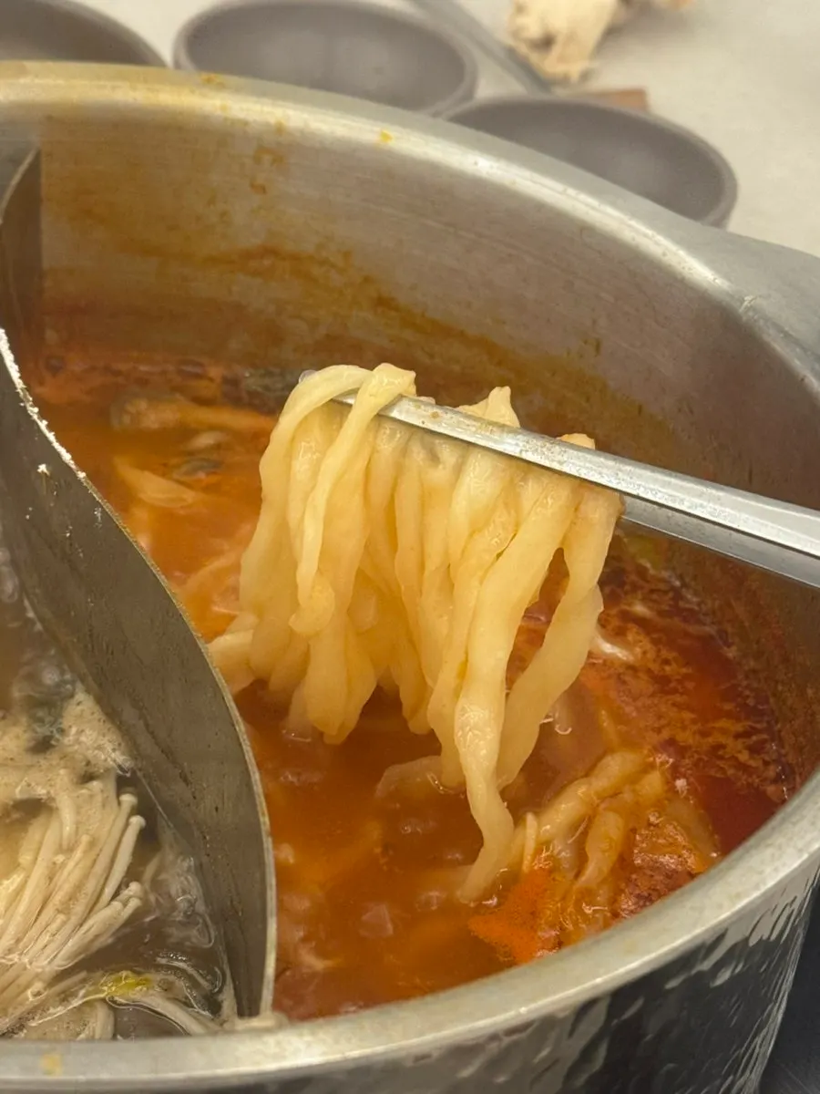 Kalguksu finished in shabu broth