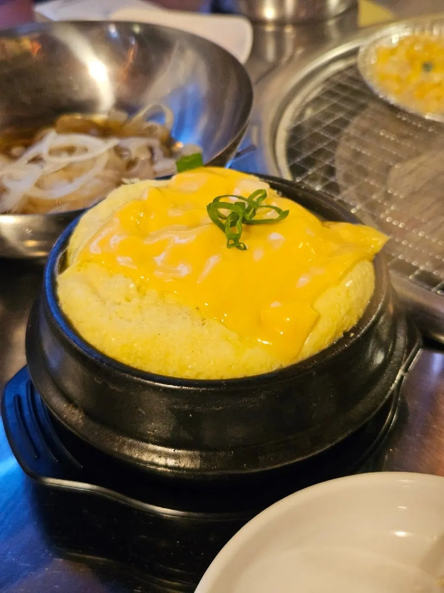 Free chicken porridge served in a stone pot