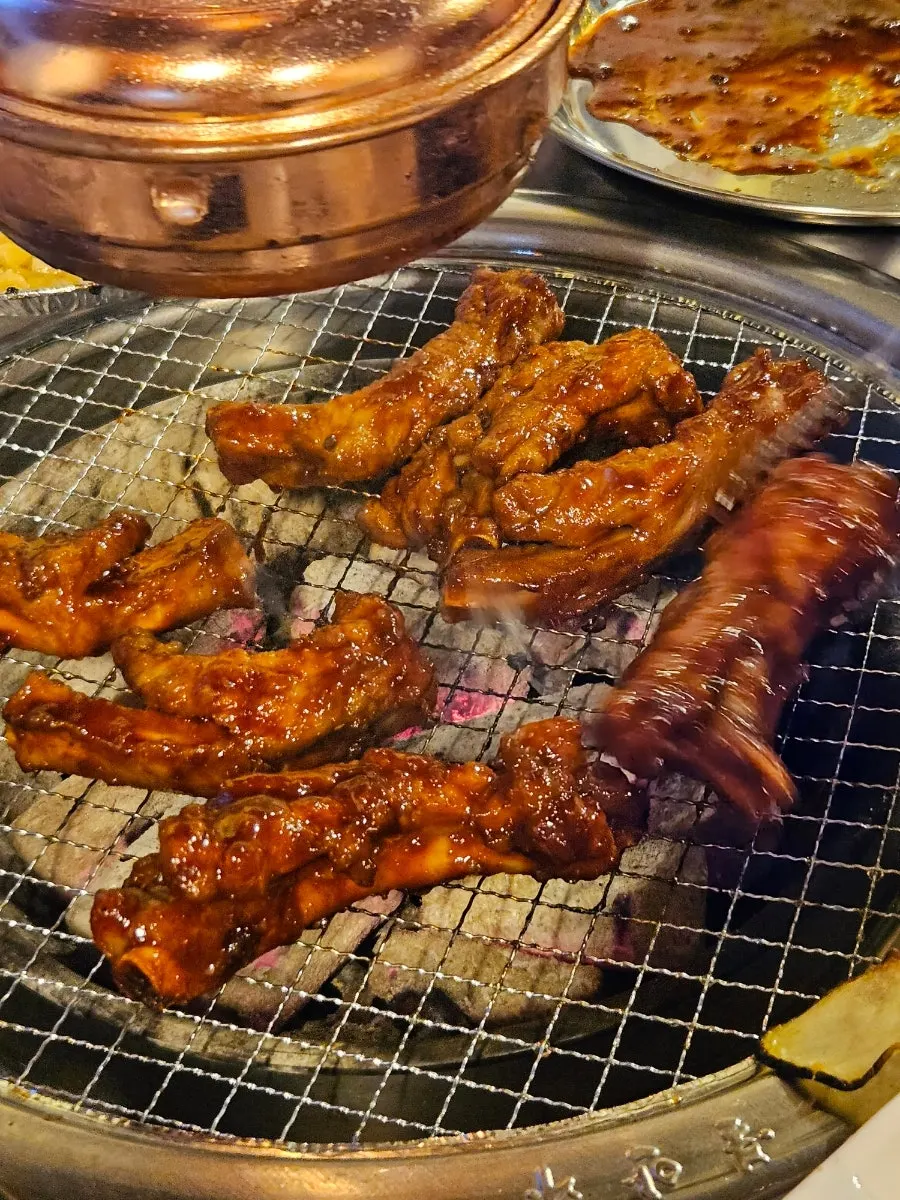 Jjokgalbi meat eaten with the rice ball