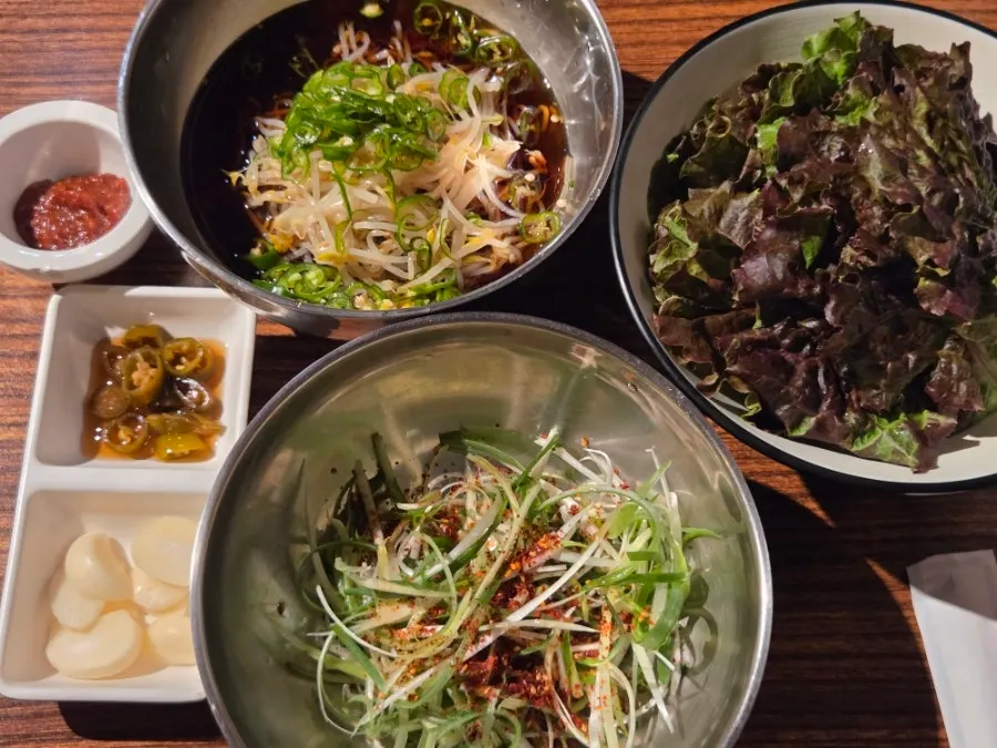 Bean sprouts in soy sauce, scallion salad, and other side dishes