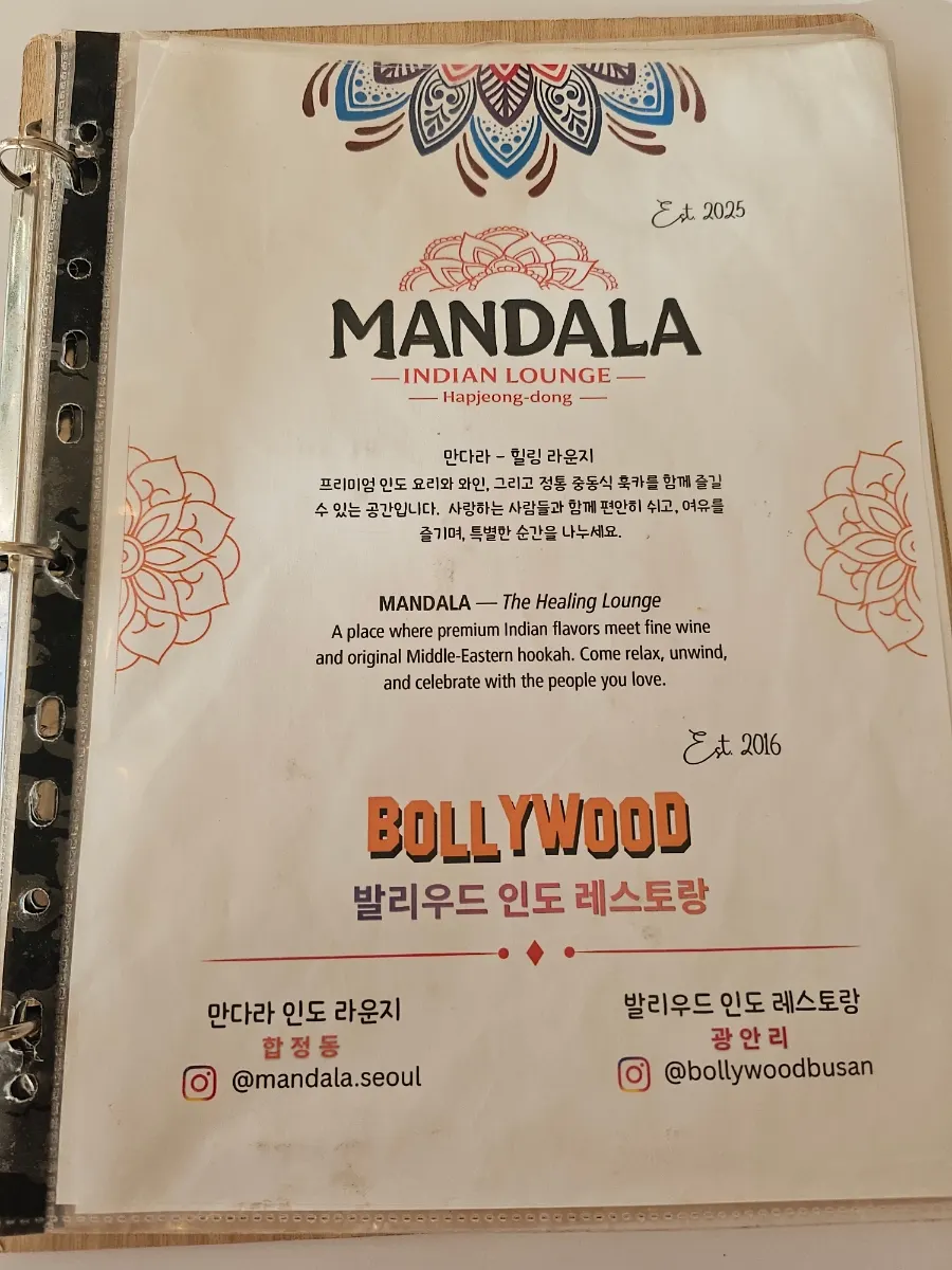 창가 좌석이 있는 매장 분위기
