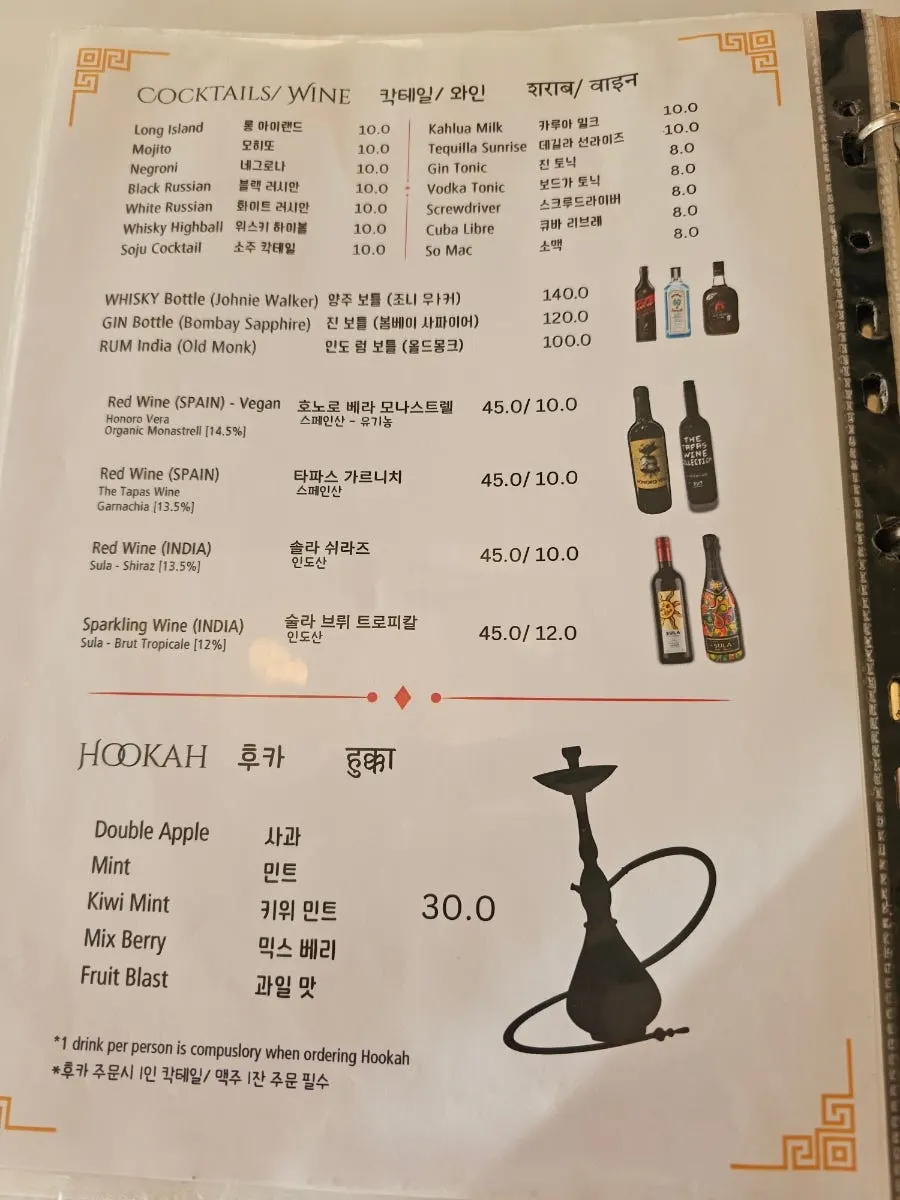 조명과 통창이 어우러진 실내