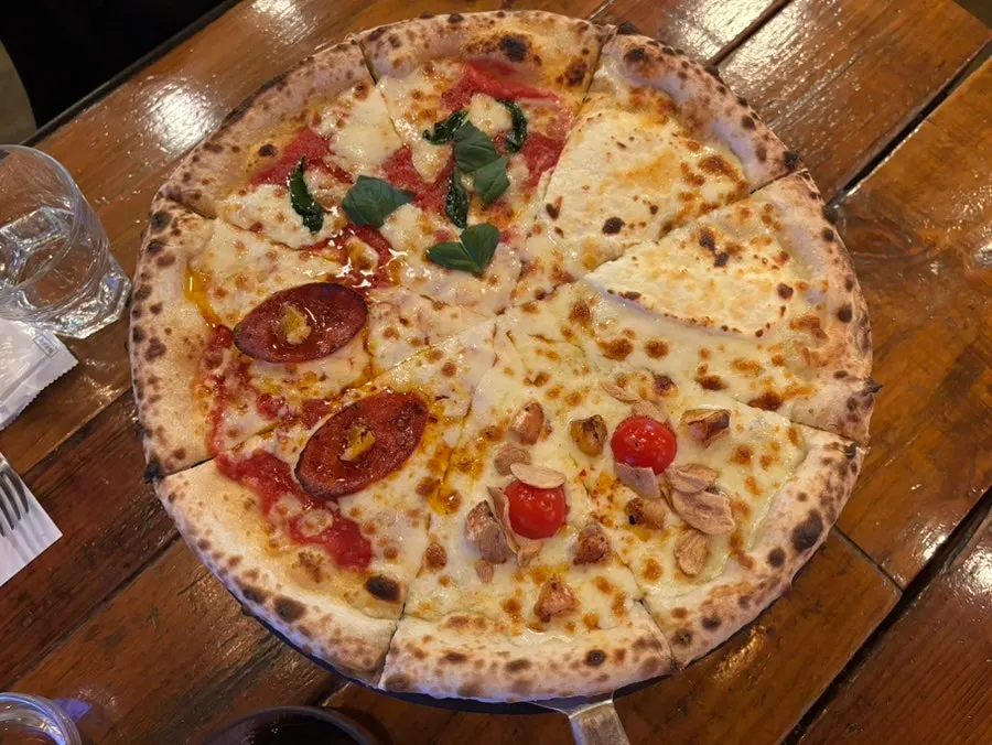 네 가지 맛 과트로 스타지오네 피자