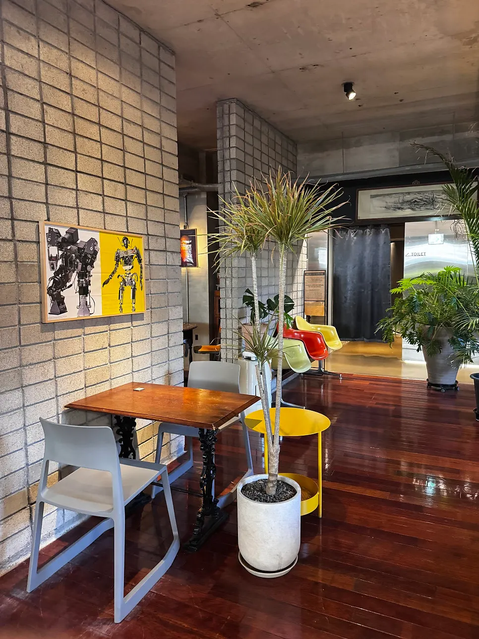 Plant-decorated first floor at Seowon Angil