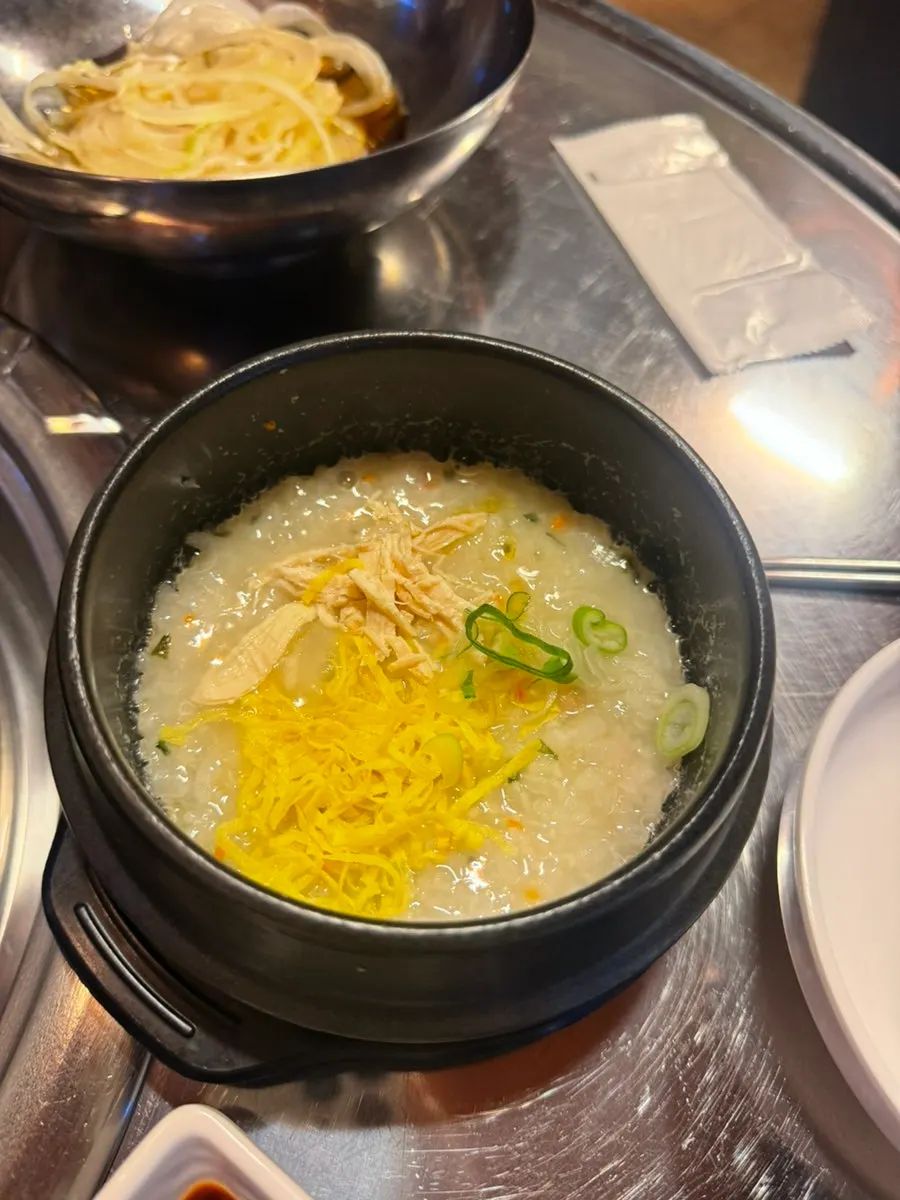 Mesa con pedido de jjokgalbi y alcohol