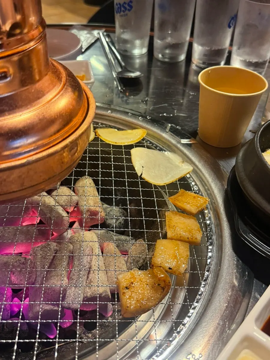 Mesa de bebidas en un restaurante de carne