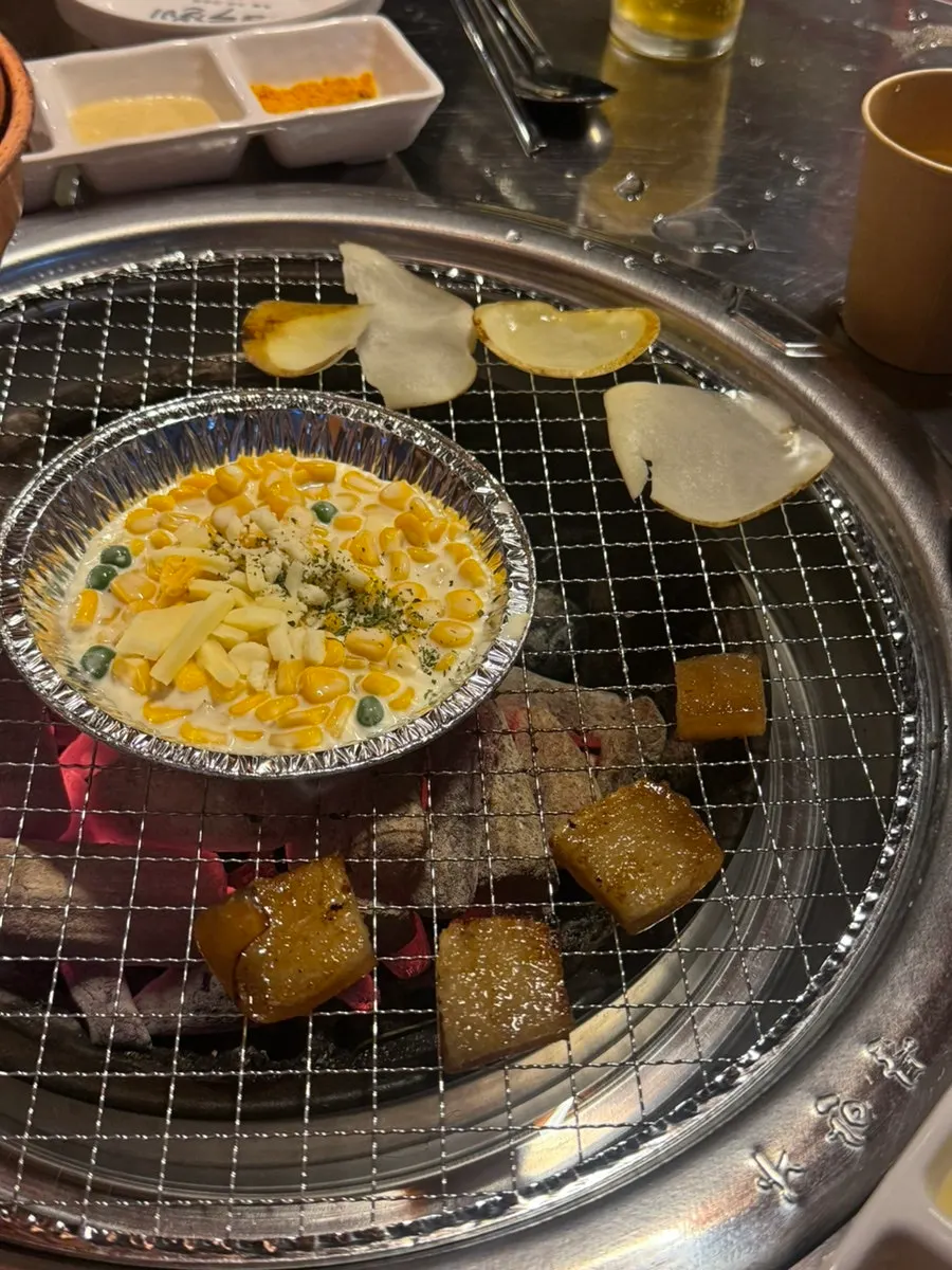 Mesa preparada para comer jjokgalbi