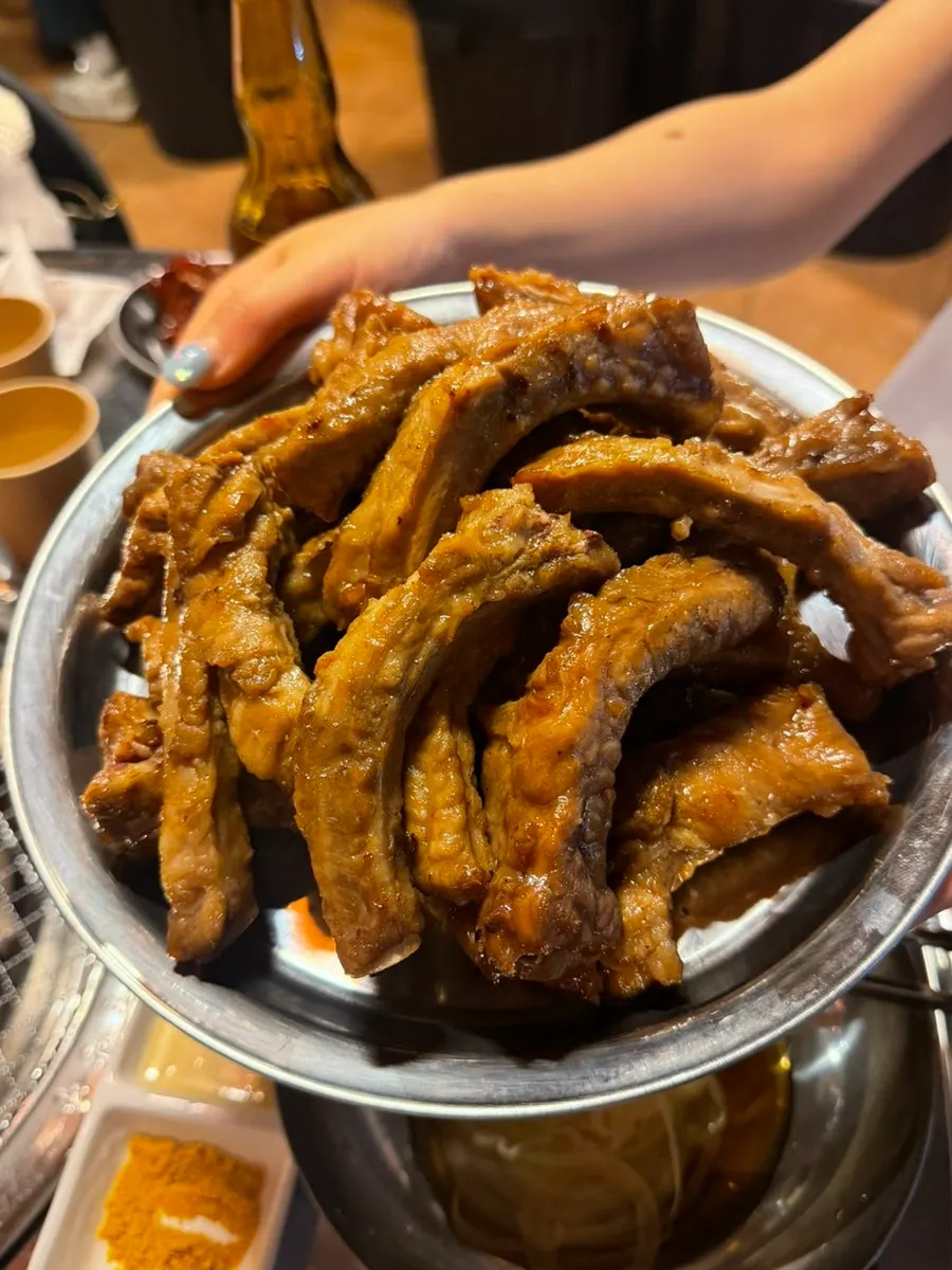 Preparativos con guantes para comer jjokgalbi