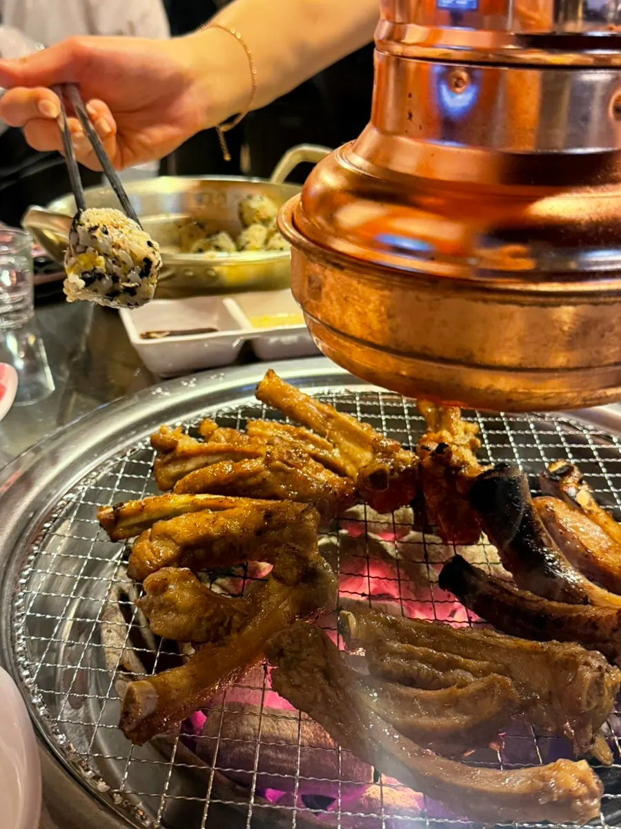 Jjokgalbi precocinado y bolas de arroz con atún