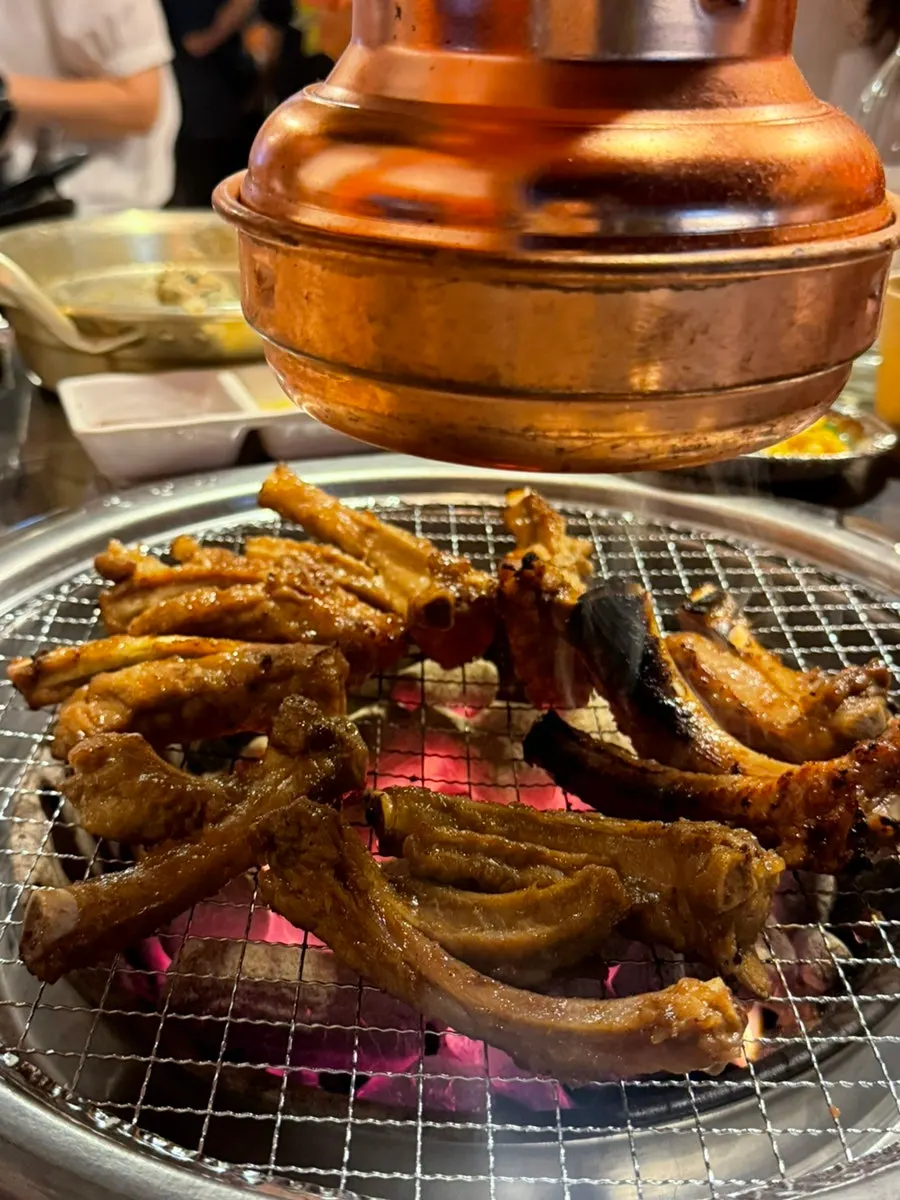 Jjokgalbi de soja sobre la parrilla