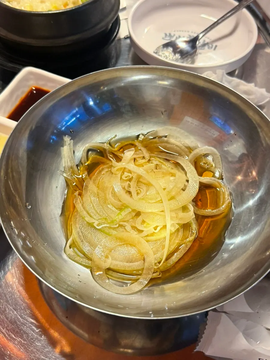 Cebolla encurtida como acompañamiento de jjokgalbi