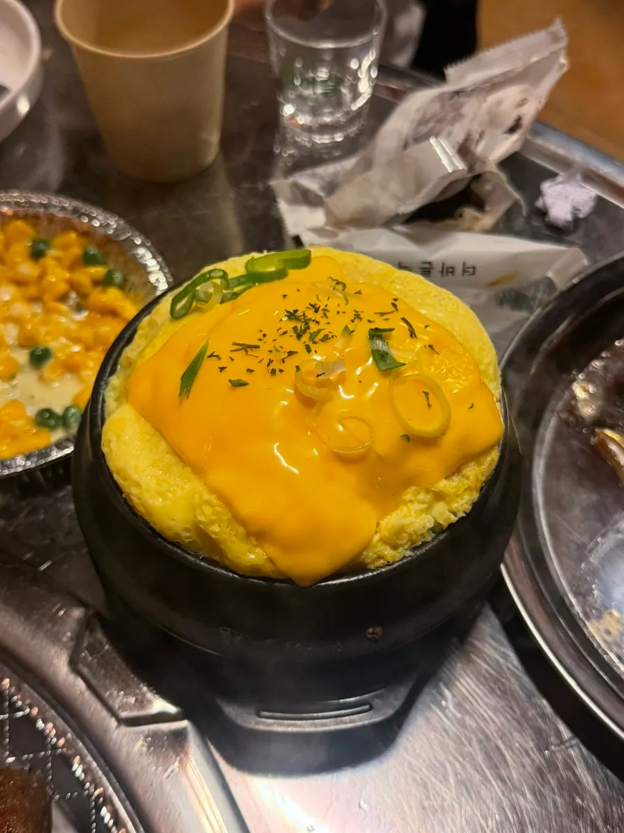 Mesa con jjokgalbi y cebolla encurtida