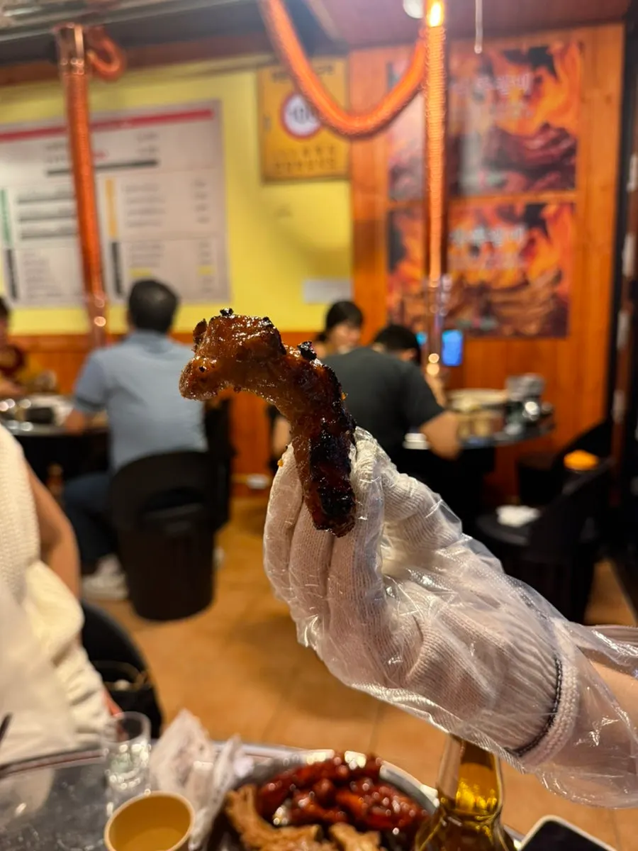 Jjokgalbi condimentado sobre la parrilla