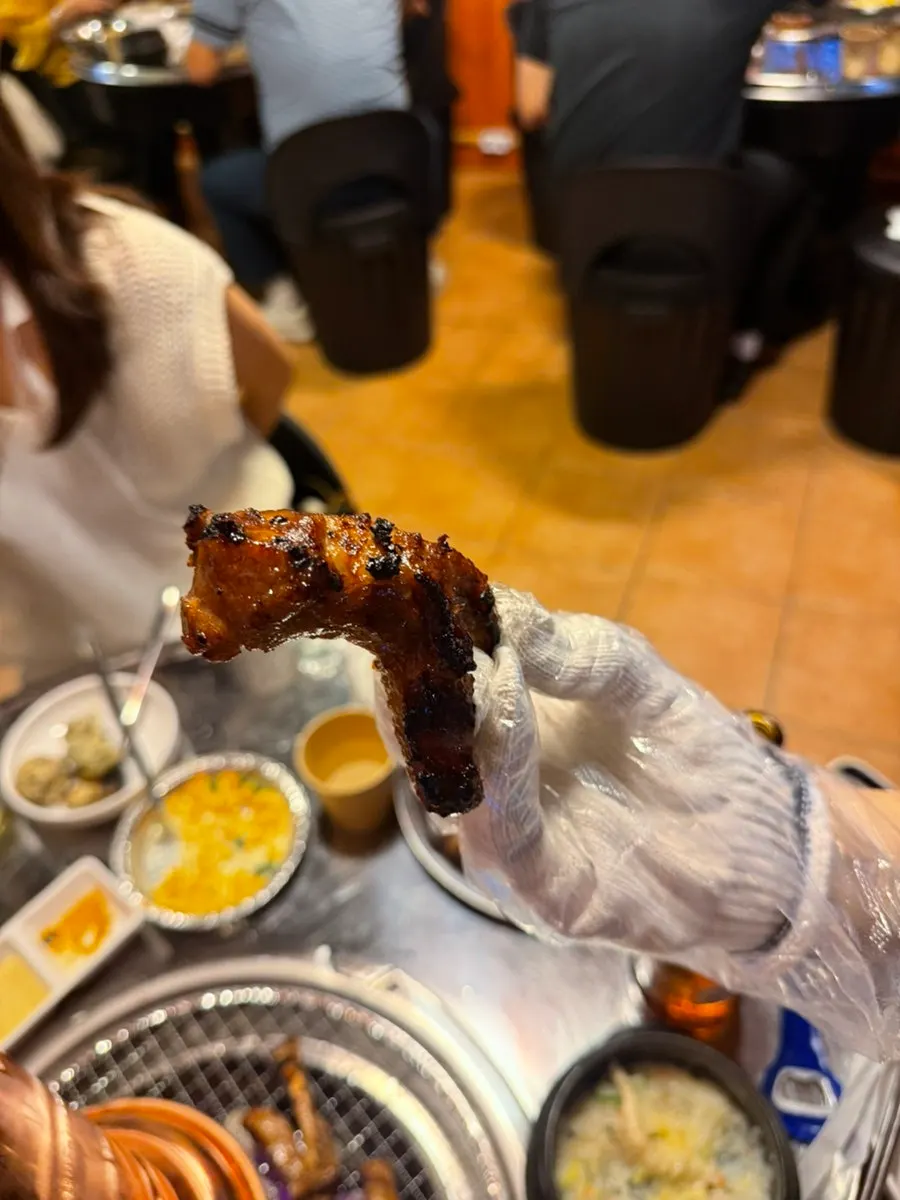 Jjokgalbi condimentado cocinándose