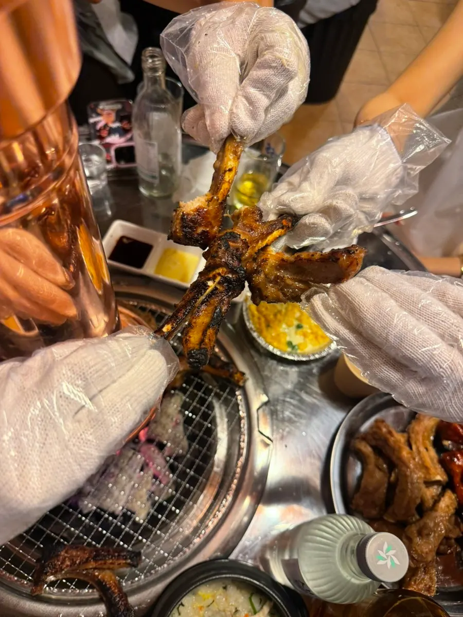 Jjokgalbi condimentado ligeramente asado