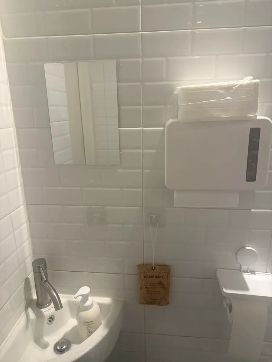 Indicaciones del baño dentro del restaurante