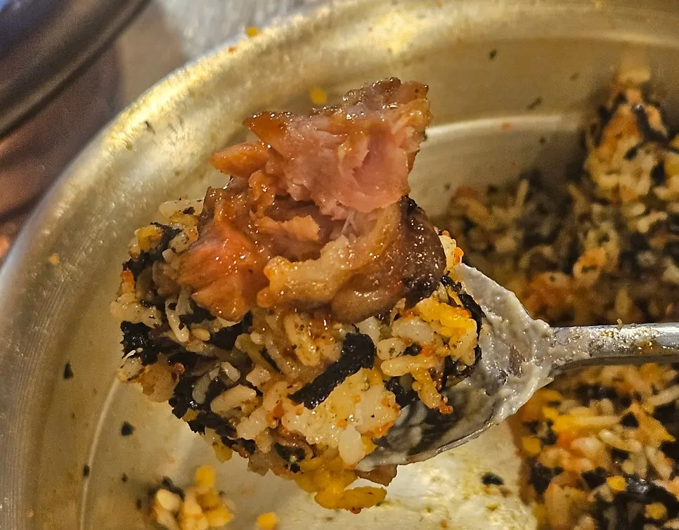 催淚彈飯團與豬肋排的組合