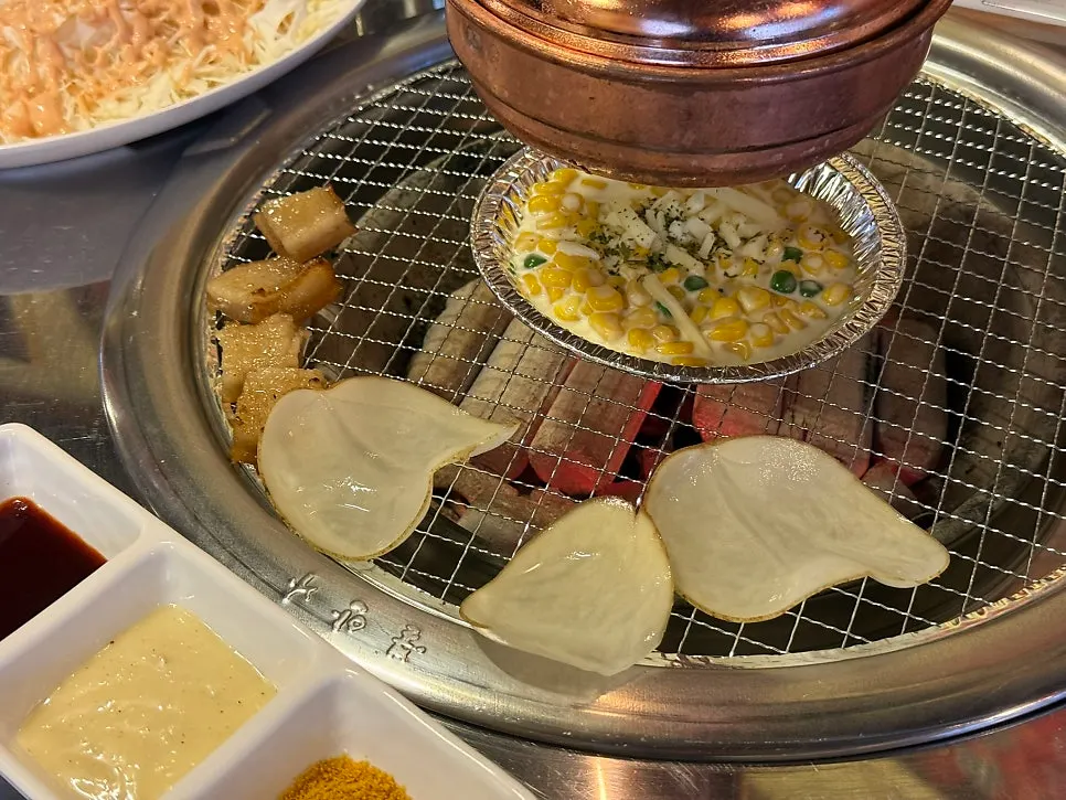숯과 함께 나온 콘치즈