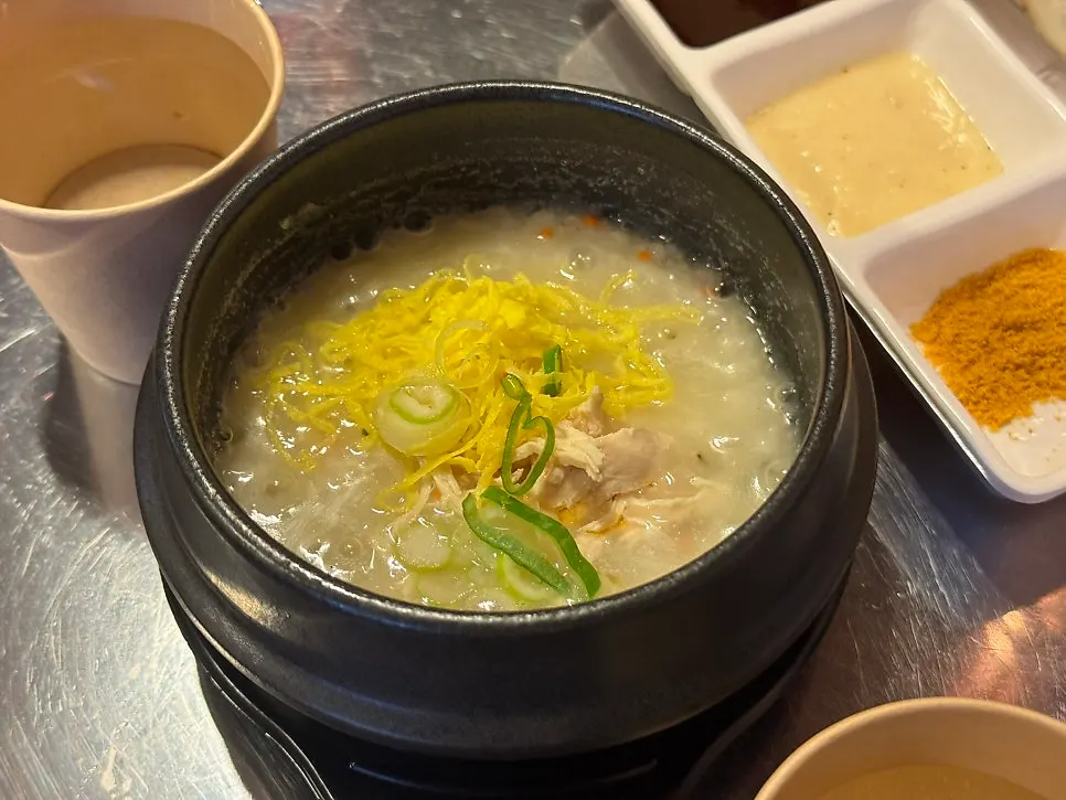 초벌 대기 중 제공된 껍데기와 감자