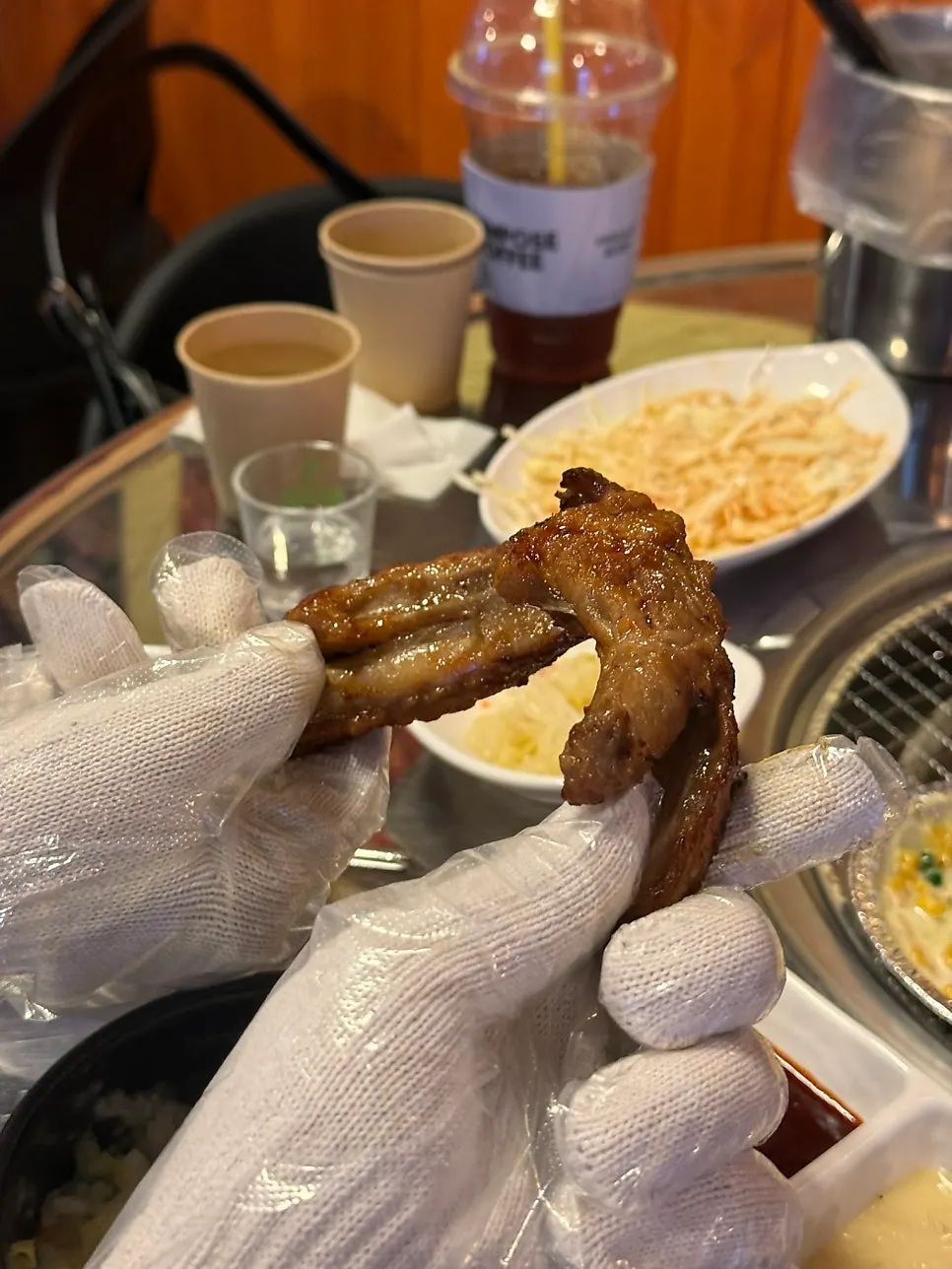 뼈를 아래로 놓아 굽는 쪽갈비