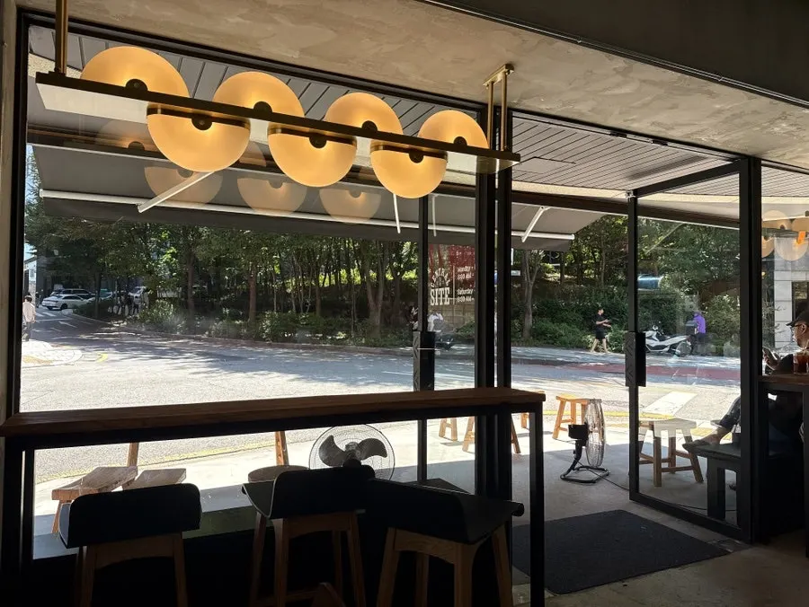 ที่นั่งในคาเฟ่หลังสั่งเมนู