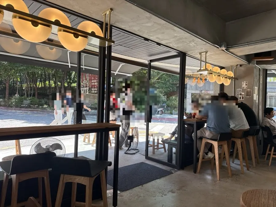 โต๊ะในคาเฟ่ที่รับแสงธรรมชาติ