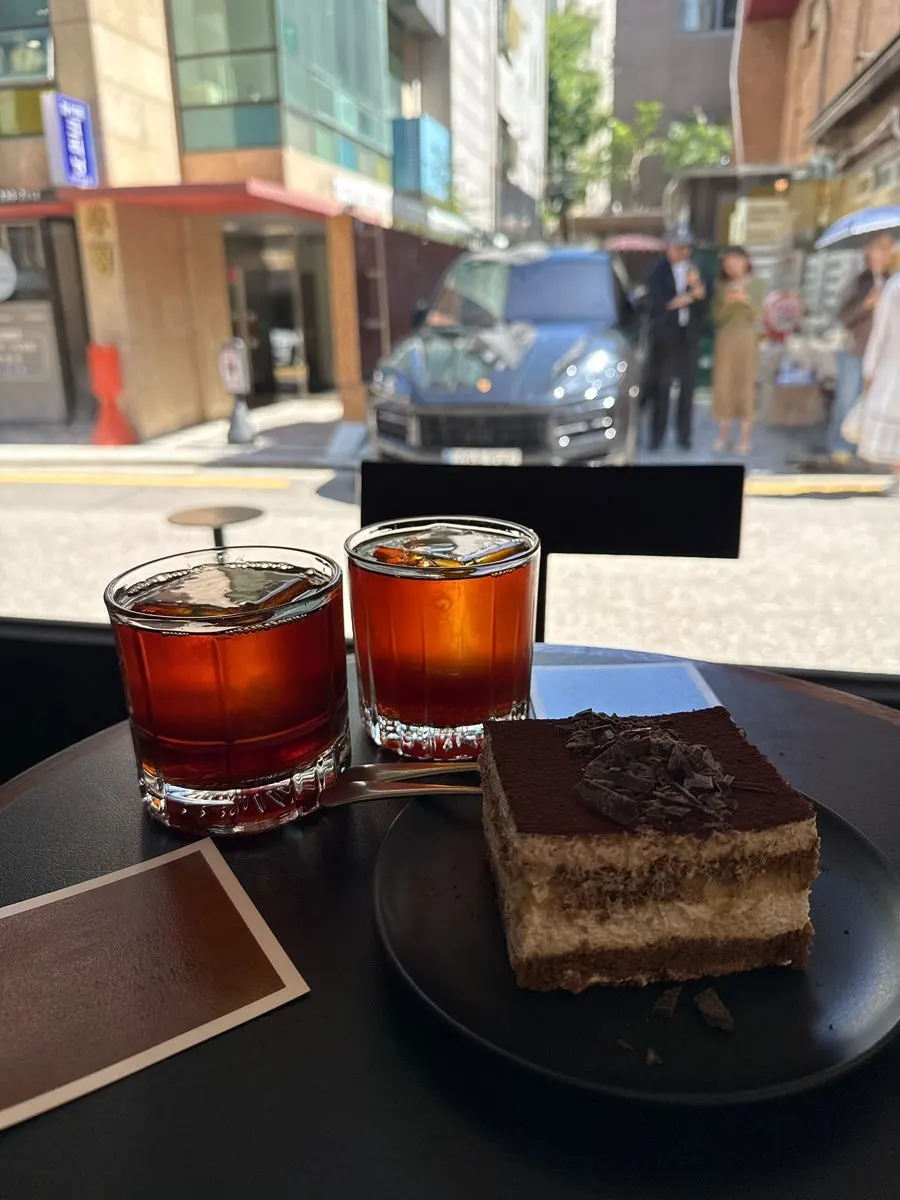 กาแฟดริปในแก้วทรงคล้ายแก้ววิสกี้