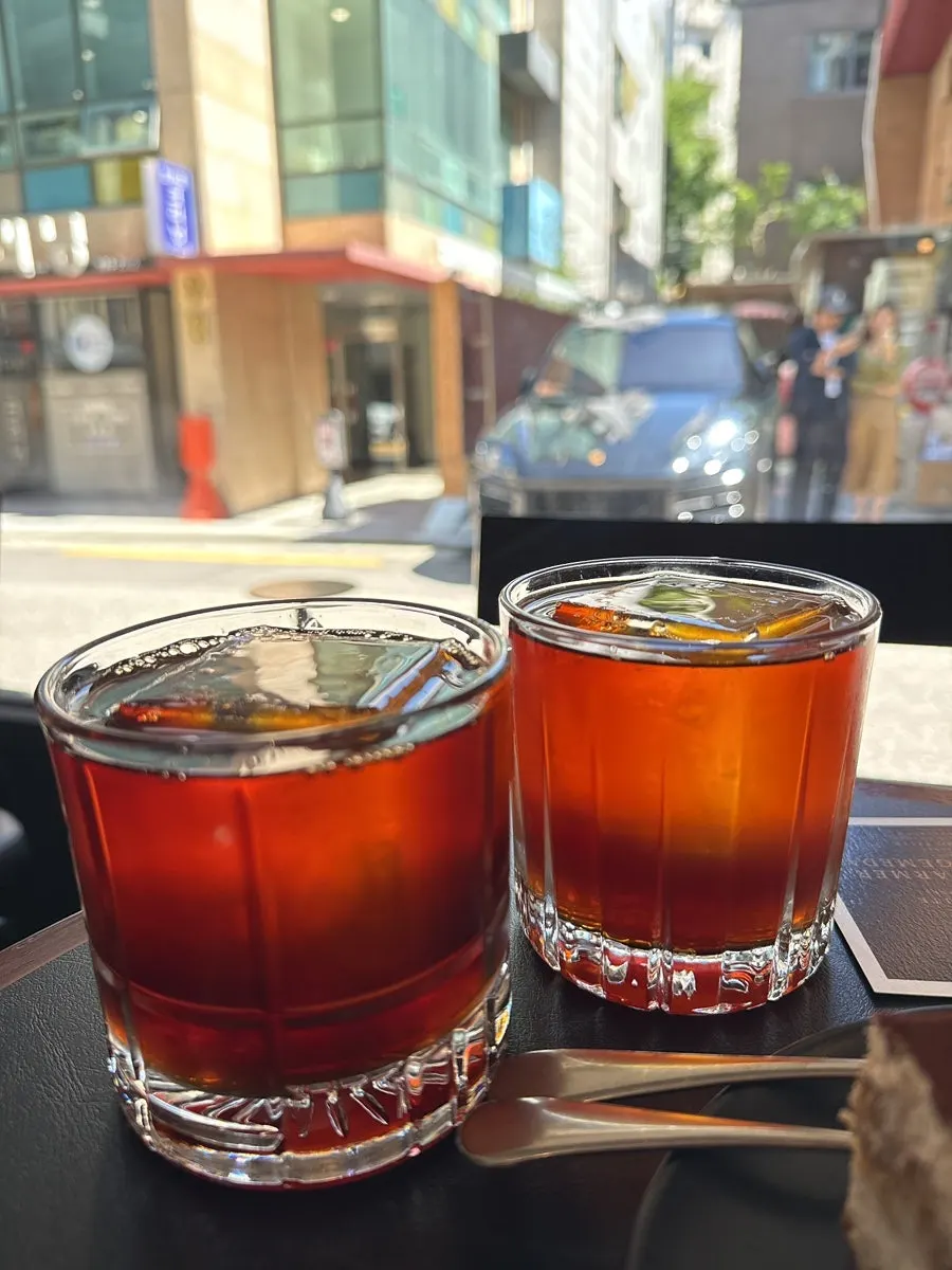 กาแฟดริปสองแก้ววางบนโต๊ะ