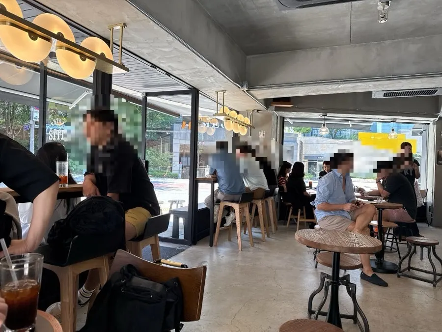 ที่นั่งลานเทอเรซกลางแจ้งของคาเฟ่