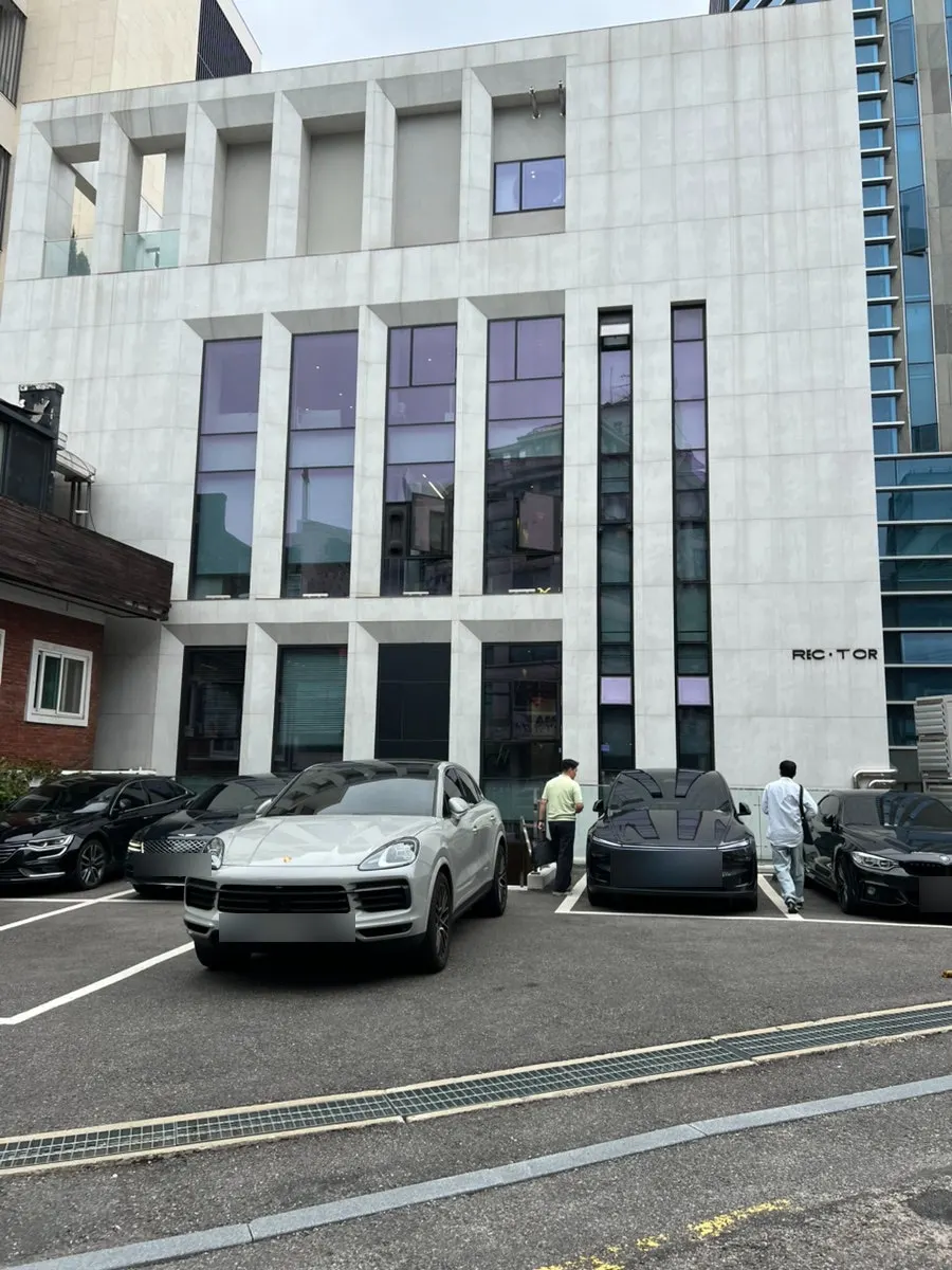 Recteur Seoul's location and storefront