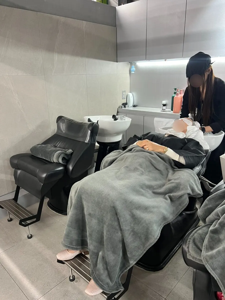 The designer performing the shampoo process