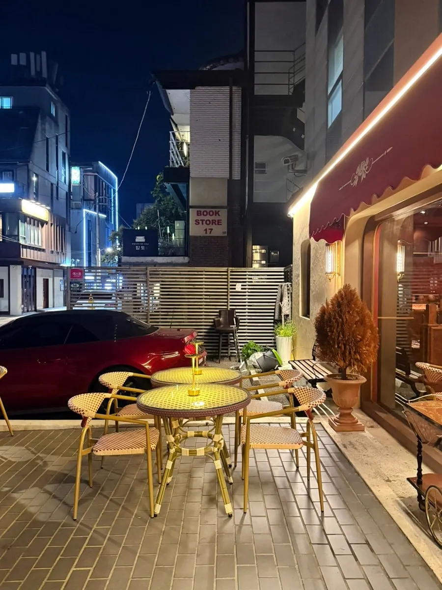 다양한 위스키와 꼬냑 병 세팅