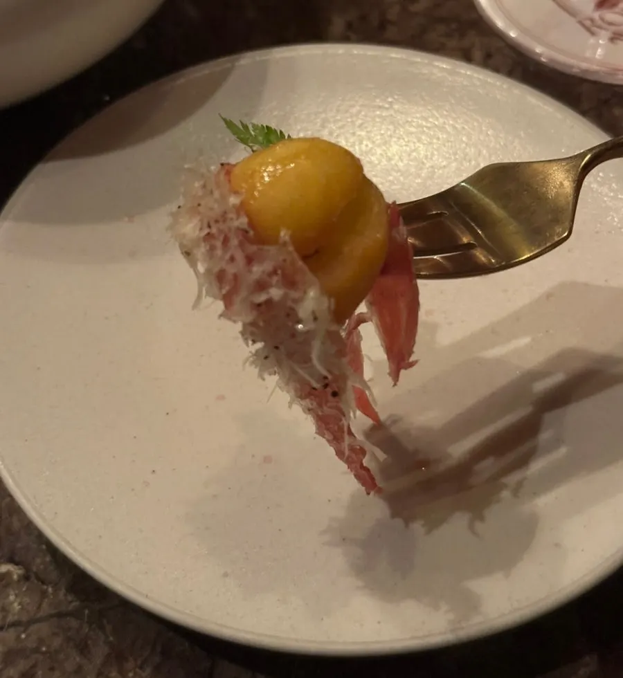 칵테일과 함께 놓인 알감자 하몽 안주