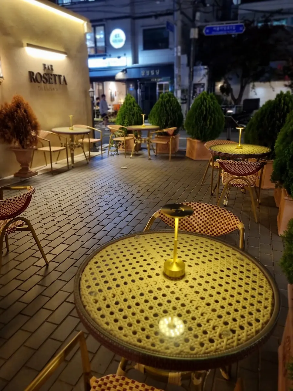 은은한 조명이 놓인 로제타 야외 테이블
