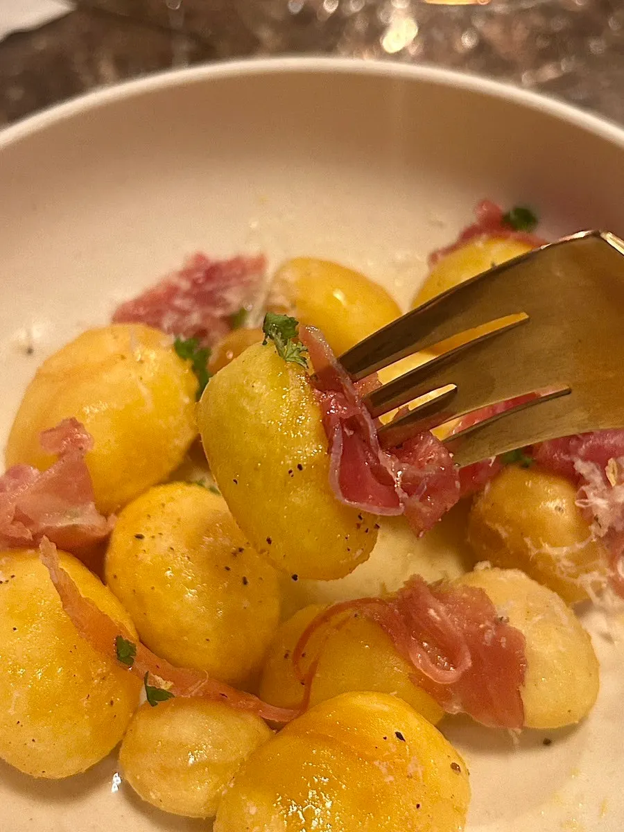 Buttered baby potatoes served with jamón glazed in apricot syrup