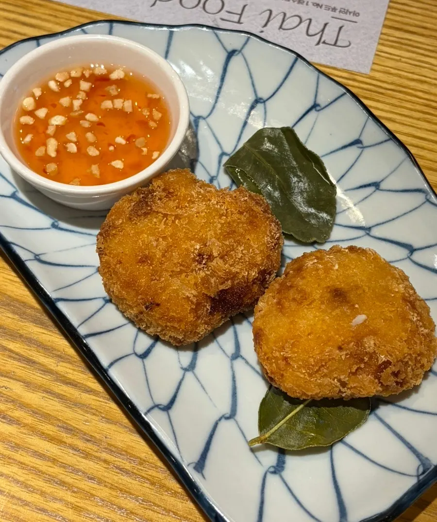 칠리소스와 함께 나온 텃만쿵 새우완자튀김