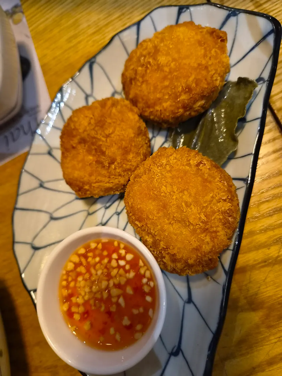 달콤한 소스와 함께 나온 텃만꿍 접시