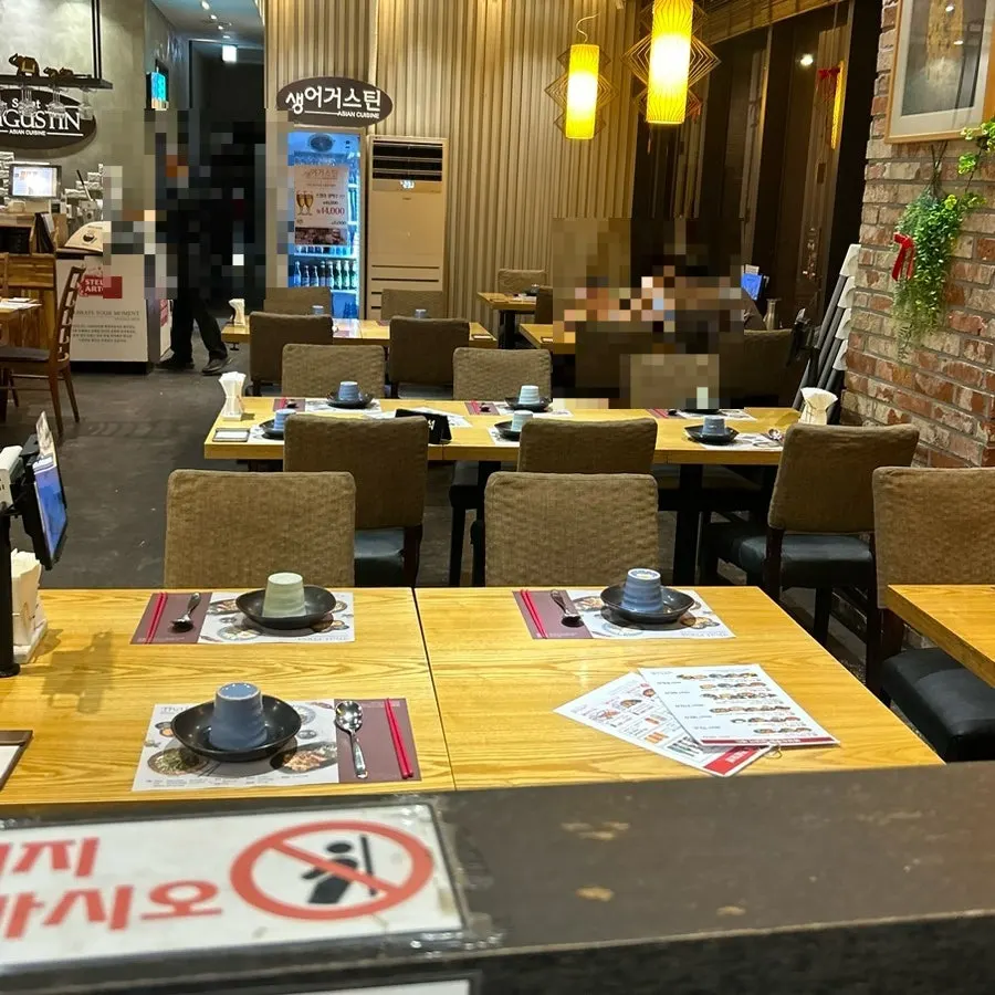 Table seating at Saeng Augustine Hapjeong Branch