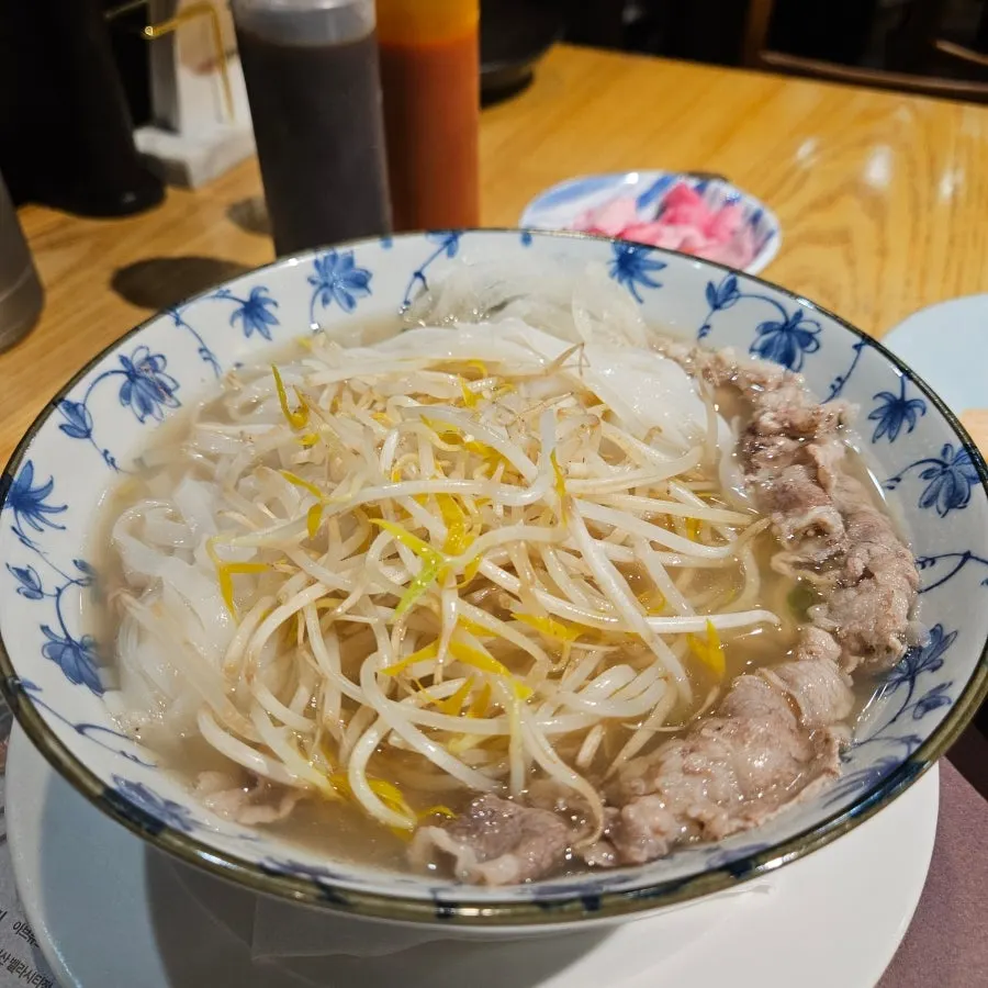 Wide rice noodles and bean sprouts