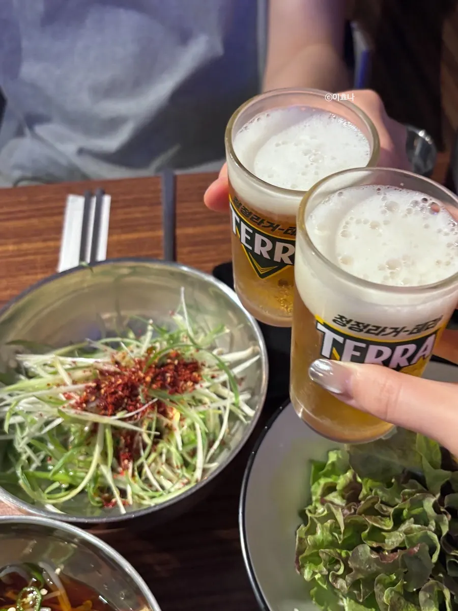 A cold Kelly beer poured out