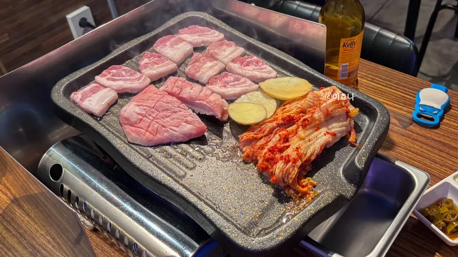 Raw pork belly and jowl meat from the 2-3 person set