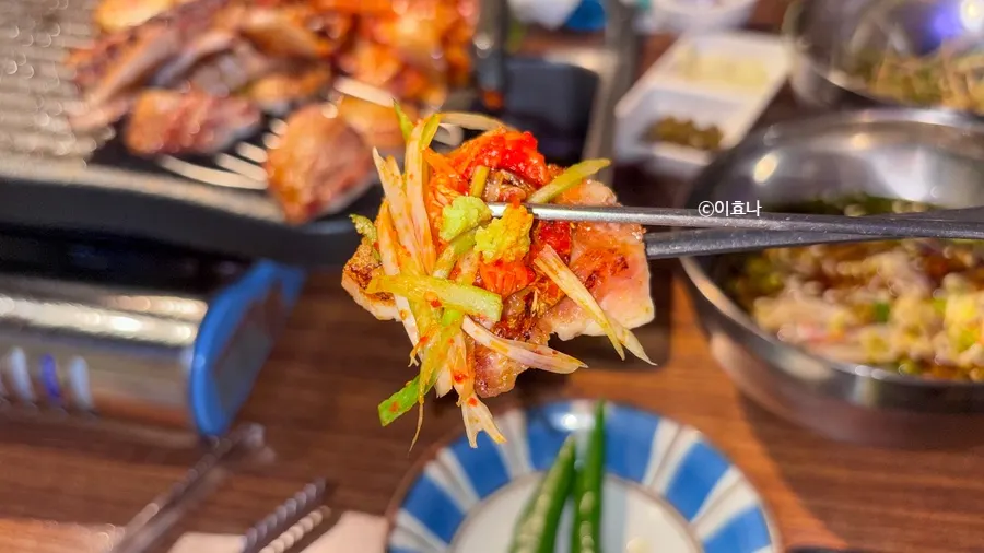 Pork belly topped with bean sprout pickle