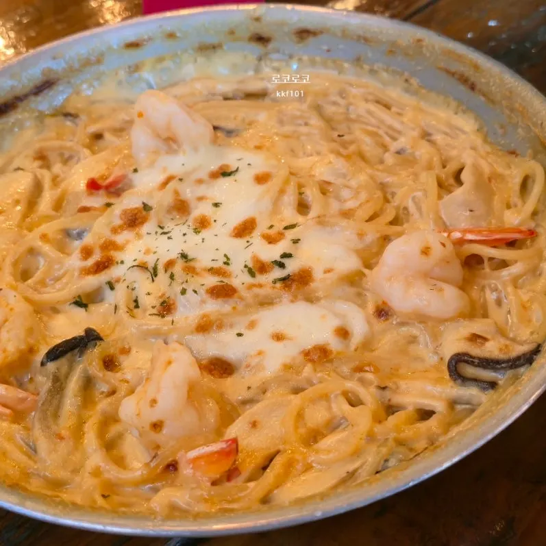 Lunch menu of pizza and shrimp cream pasta at Hongdae Hwadeok Pizza