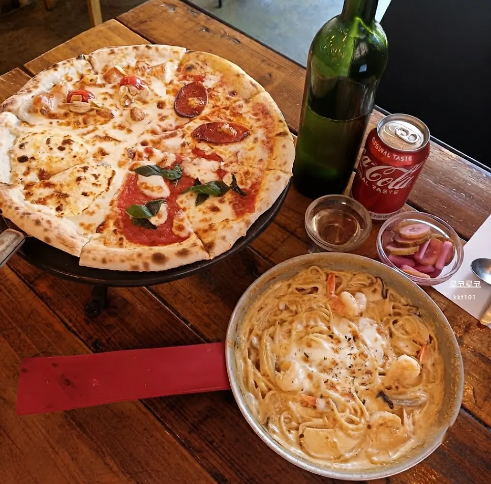 Table at Hongdae Hwadeok Pizza, chosen as a Hapjeong-Sangsu lunch meeting spot