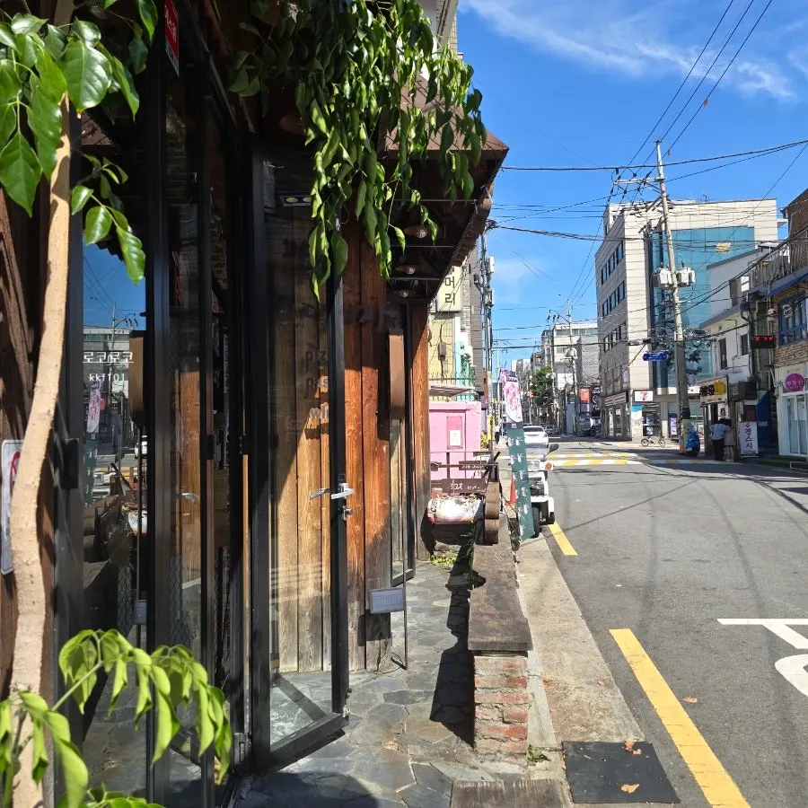 View of the alley in front of Hongdae Hwadeok Pizza