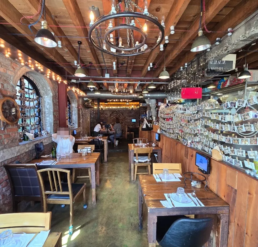 Antique-style interior of Hongdae Hwadeok Pizza