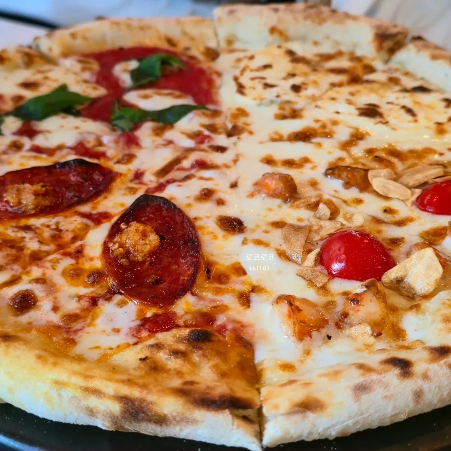 Pizza with Quattro Formaggi and Croccante sections visible