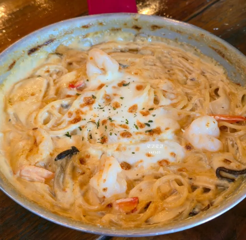 Plate of Hongdae Hwadeok Pizza's Gamberi Crema shrimp cream pasta