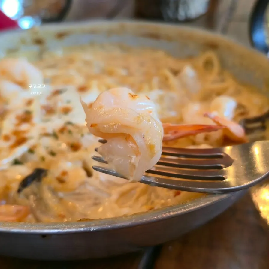 Spicy cream pasta with shrimp and mushrooms